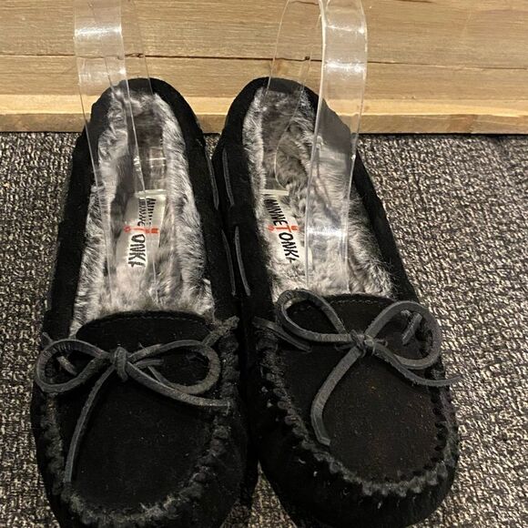 Minnetonka Black leather slip on Moccasin slippers - Picture 5 of 9